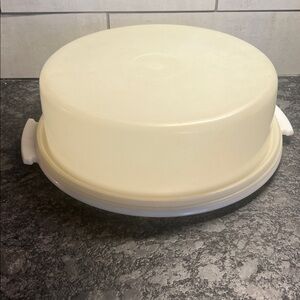 Vintage Tupperware pie keeper.  Exc condition This will hold a 9 inch pie.